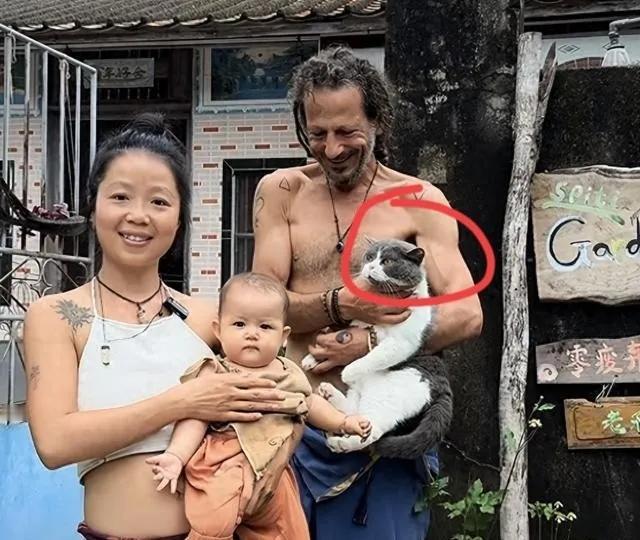 🌛福建，一38岁女子，居然嫁给了国外一个“流浪汉”，结婚多年，她不上班，更