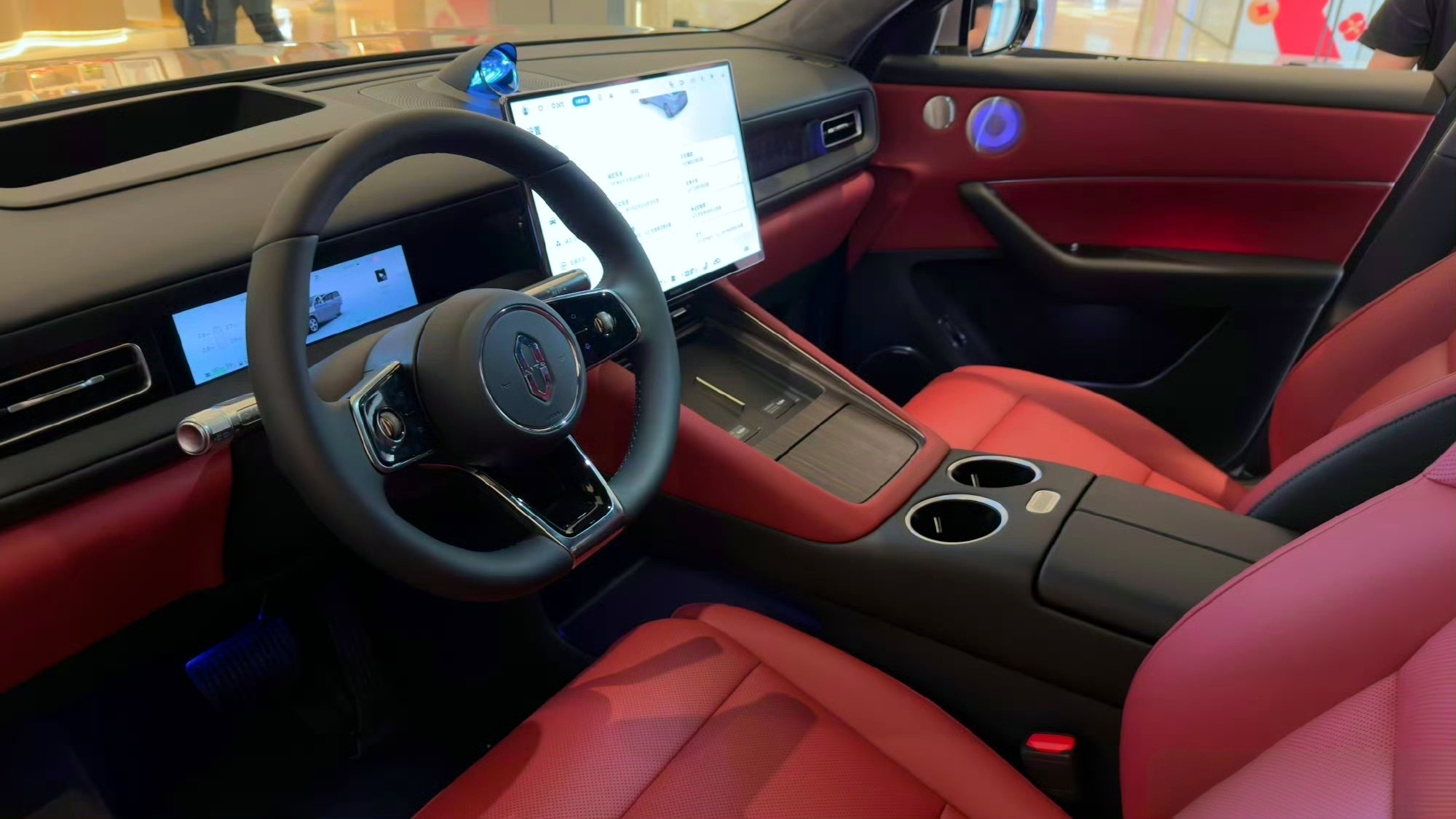 来逛商场，偶遇问界M6钛空银，时尚帅气，内饰也好看，黑红配色超吸睛，再加上五花轮