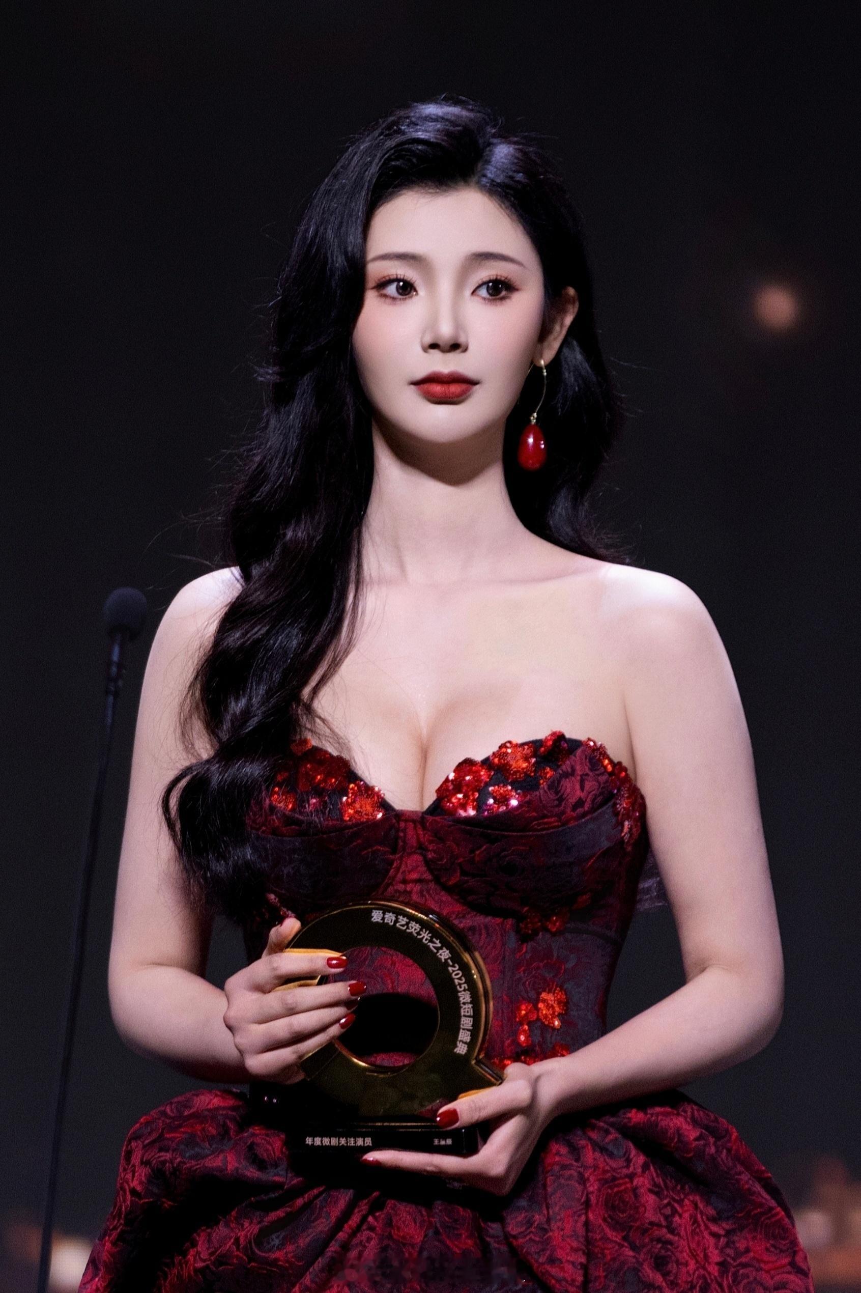 王星辰浩浩妈荧光之夜红毯生图