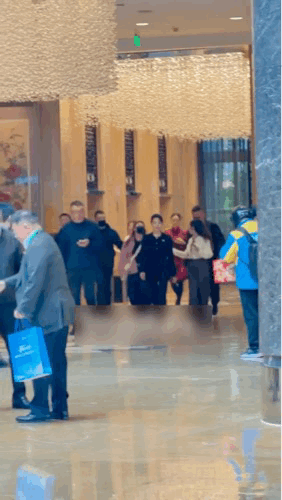 身穿西装的周涛女神，走起路来是真的帅！什么体型的女人回头率超高周涛职场知性照