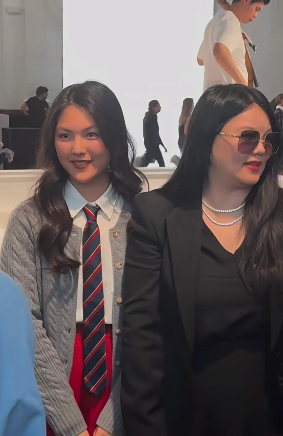 原来李湘急匆匆飞英国，不是为了陪读，而是又带女儿见大世面。两人身穿盛装，一个成
