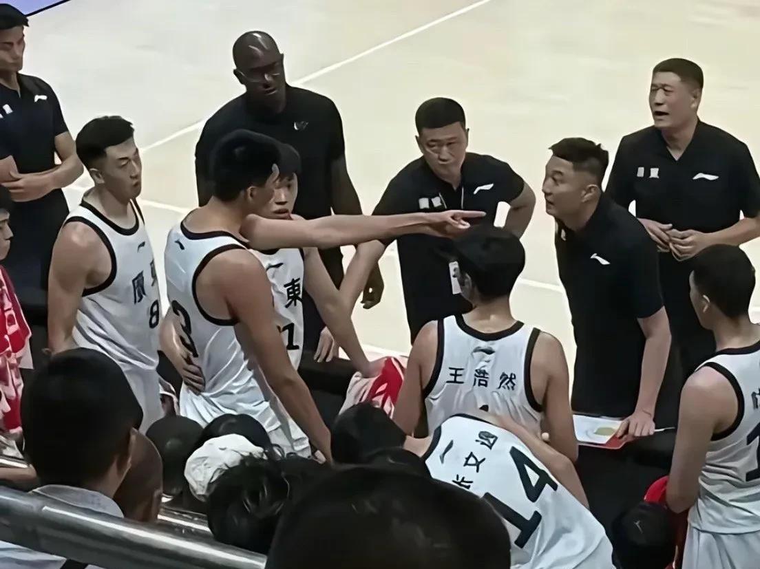 真相来了！杜锋跟杨溢说不要传球给他，徐昕破防了指着杜指导骂近日一张图片，徐昕竟
