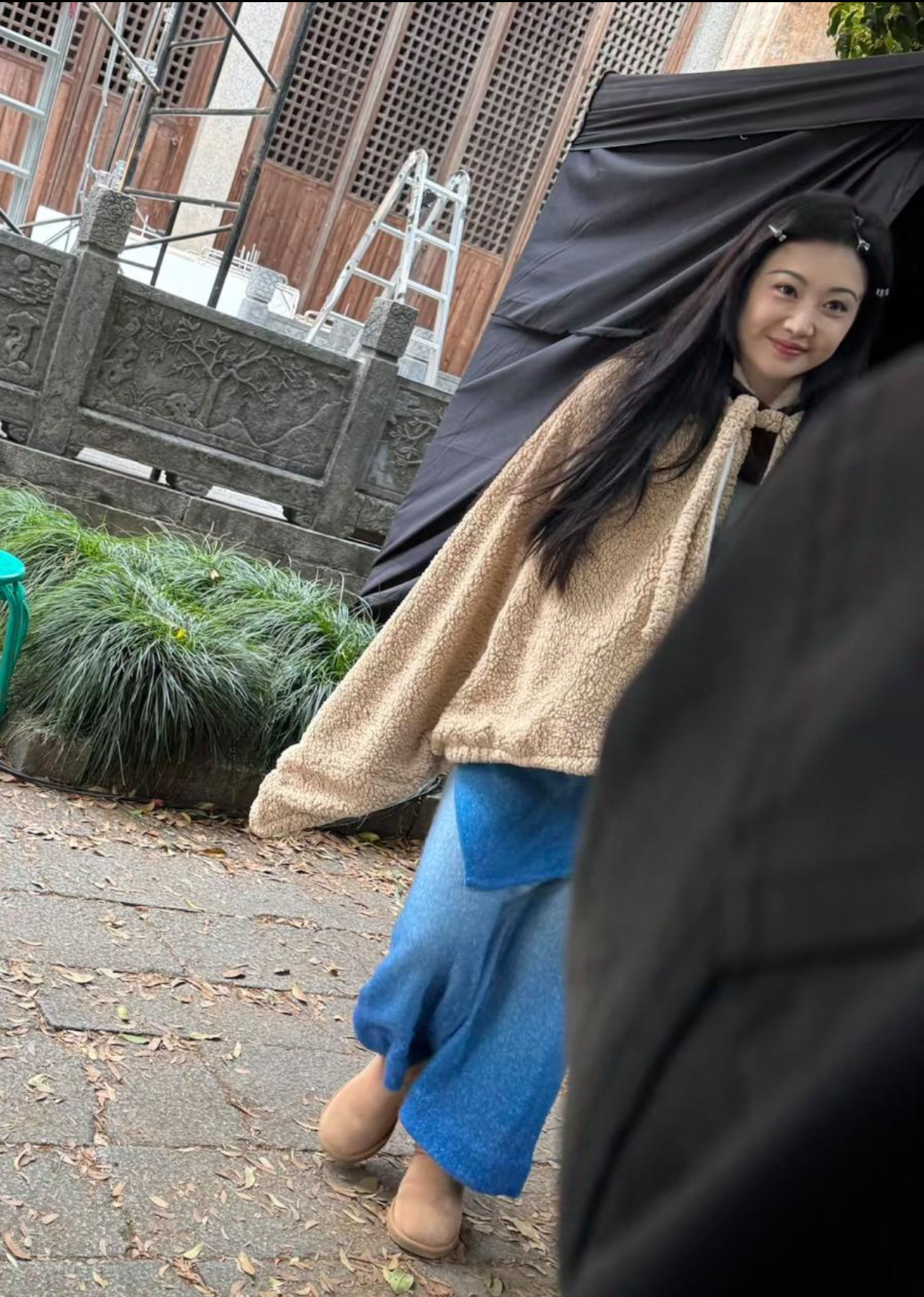 37岁景甜在安徽小镇的街头出现，她的穿衣打扮朴素，长发披肩，皮肤好白皙，身材丰腴