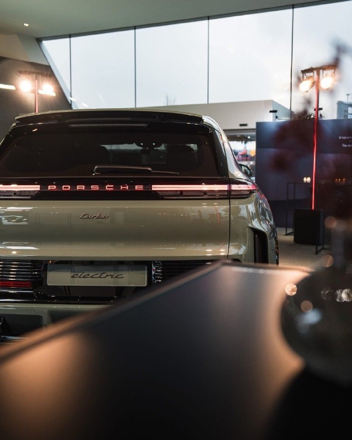 想懂高端电动SUV，就去开纯电保时捷Cayenne。800V高压平台、高效