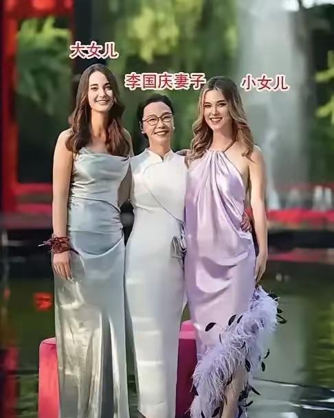 据说，新任阿庆嫂是李国庆的初恋，当年被洋人横刀夺爱。阿庆哥郁郁寡欢多年，才来个庆
