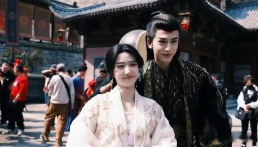 我说为什么张凌赫粉丝这么抗拒和卢昱晓合作呢？换谁来也得害怕吧