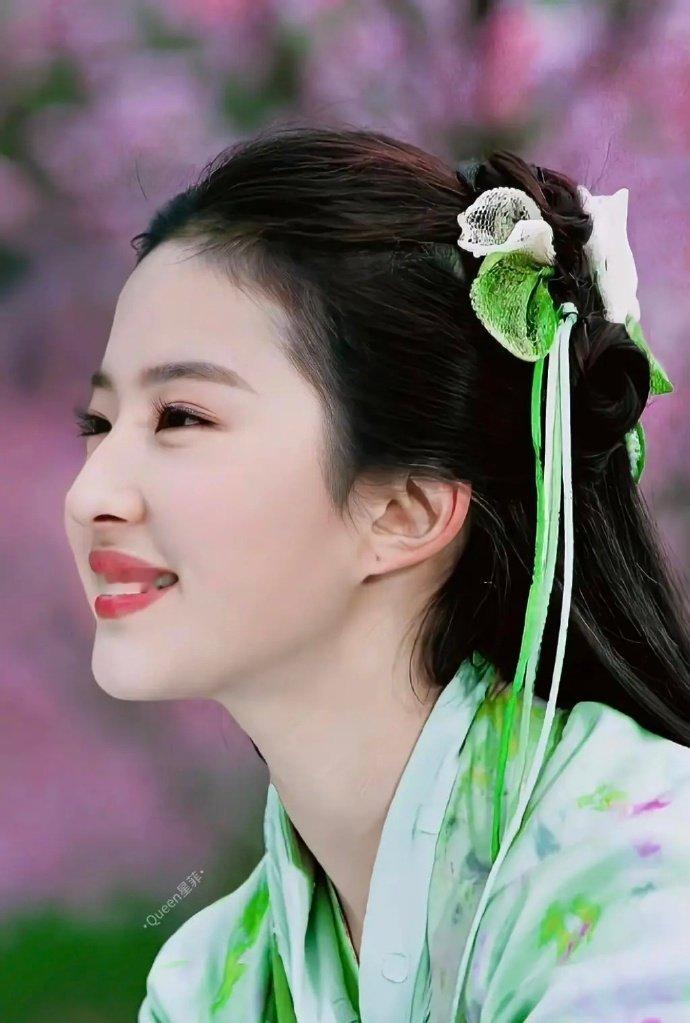 假如刘亦菲十八岁的时候是现在的小花，你们会买股她吗？​​​