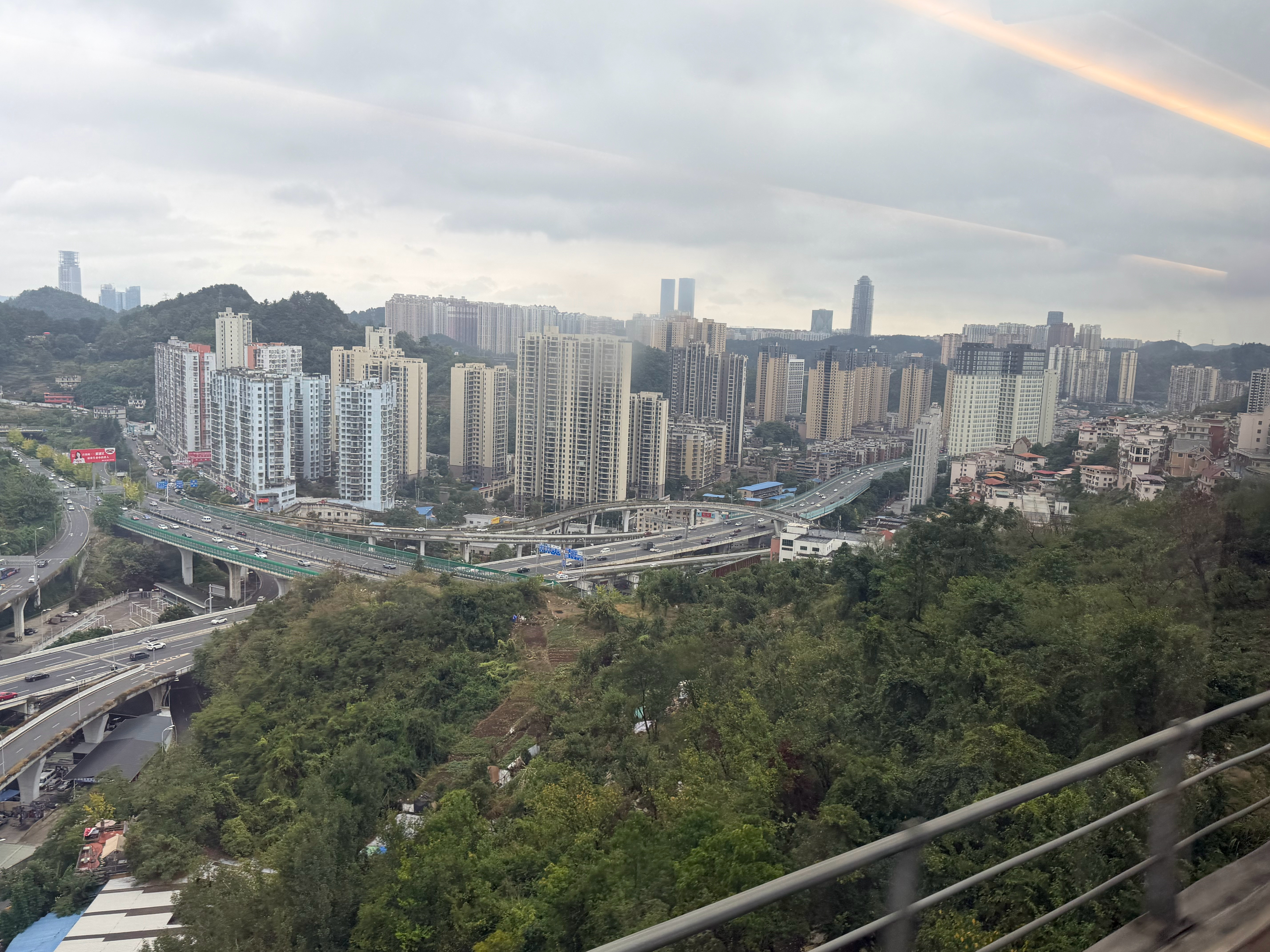 在贵阳北换乘，原本只留了12分钟。一路上已经做好心理建设，下车就是百米冲刺，能不