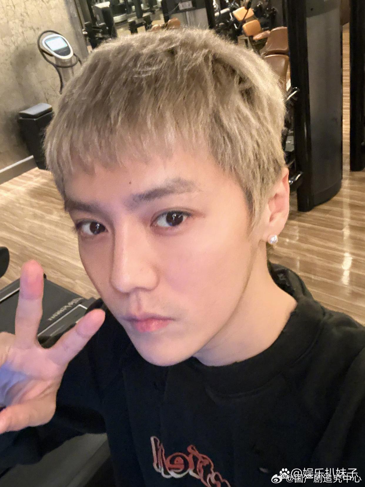 1.陈伟霆的工作安排变动很大，他经常接到临时行程，现场采访环节也是不知情状态。2