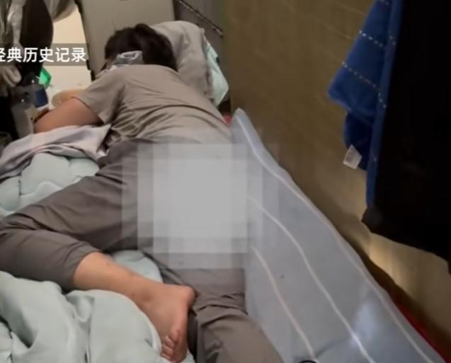 网曝，江苏一男子整整消失了七年，结果被找到时，他竟躺在桥洞下面玩手机。而让他亲属