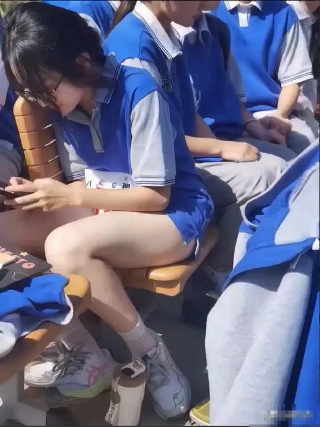 谁知道这是哪个学校的校服？