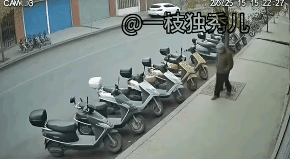 这么大岁数的一个老人了，为什么还要做这样的事？摩托车摆放的好好的，没招他也没有惹