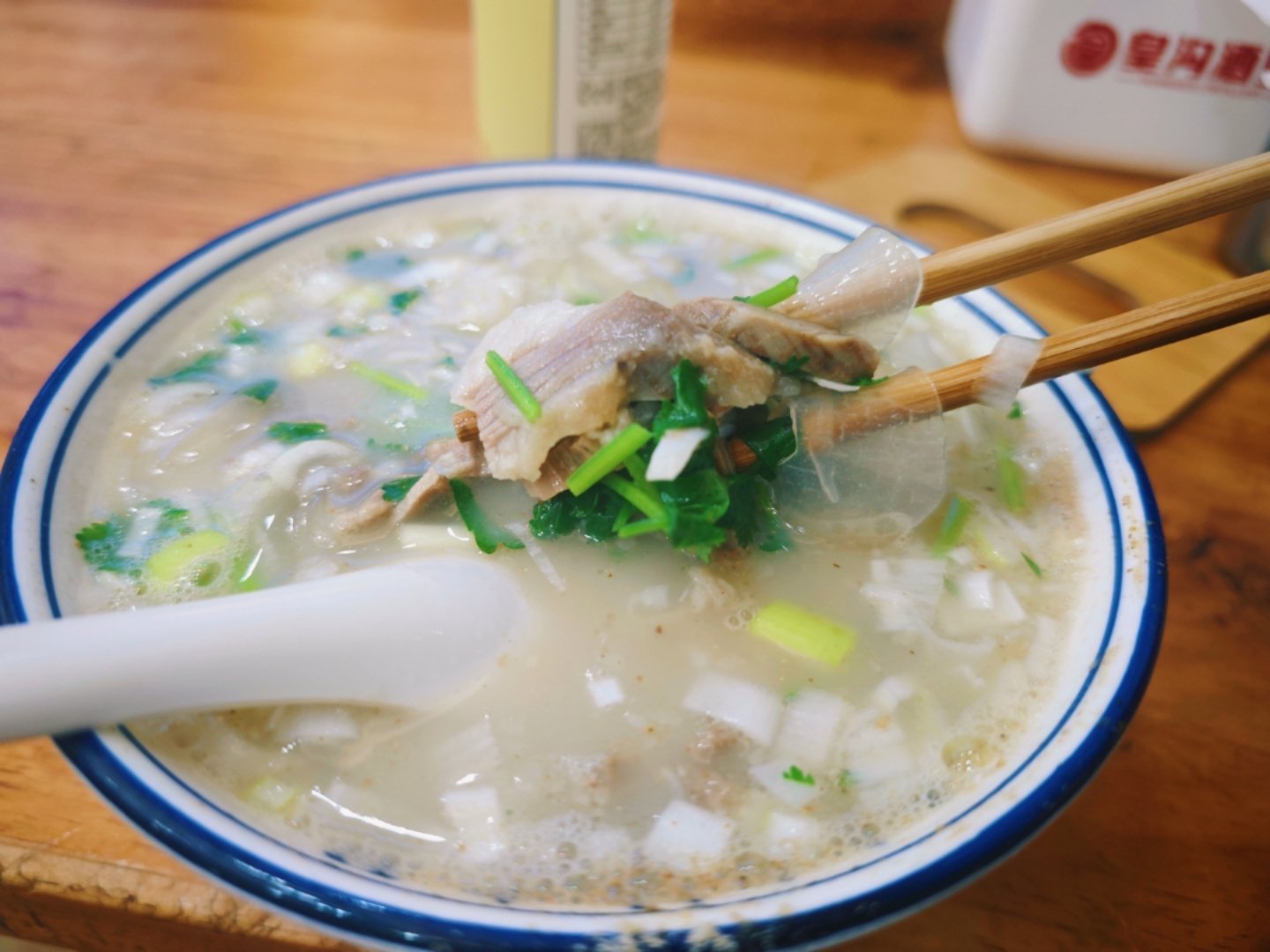 这个可太好吃了，羊肉汤+烙馍鸡蛋饼。这是我们老家镇上的夫妻店，老板主理后厨，前台