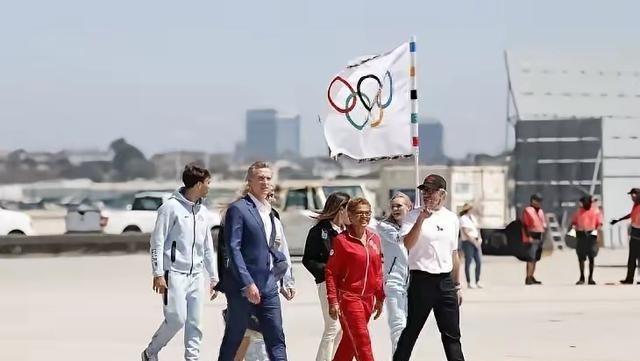 国际足联正想靠高价转播权在咱家门口收庄稼，这桩买卖如今闹得满城风雨。从2026年