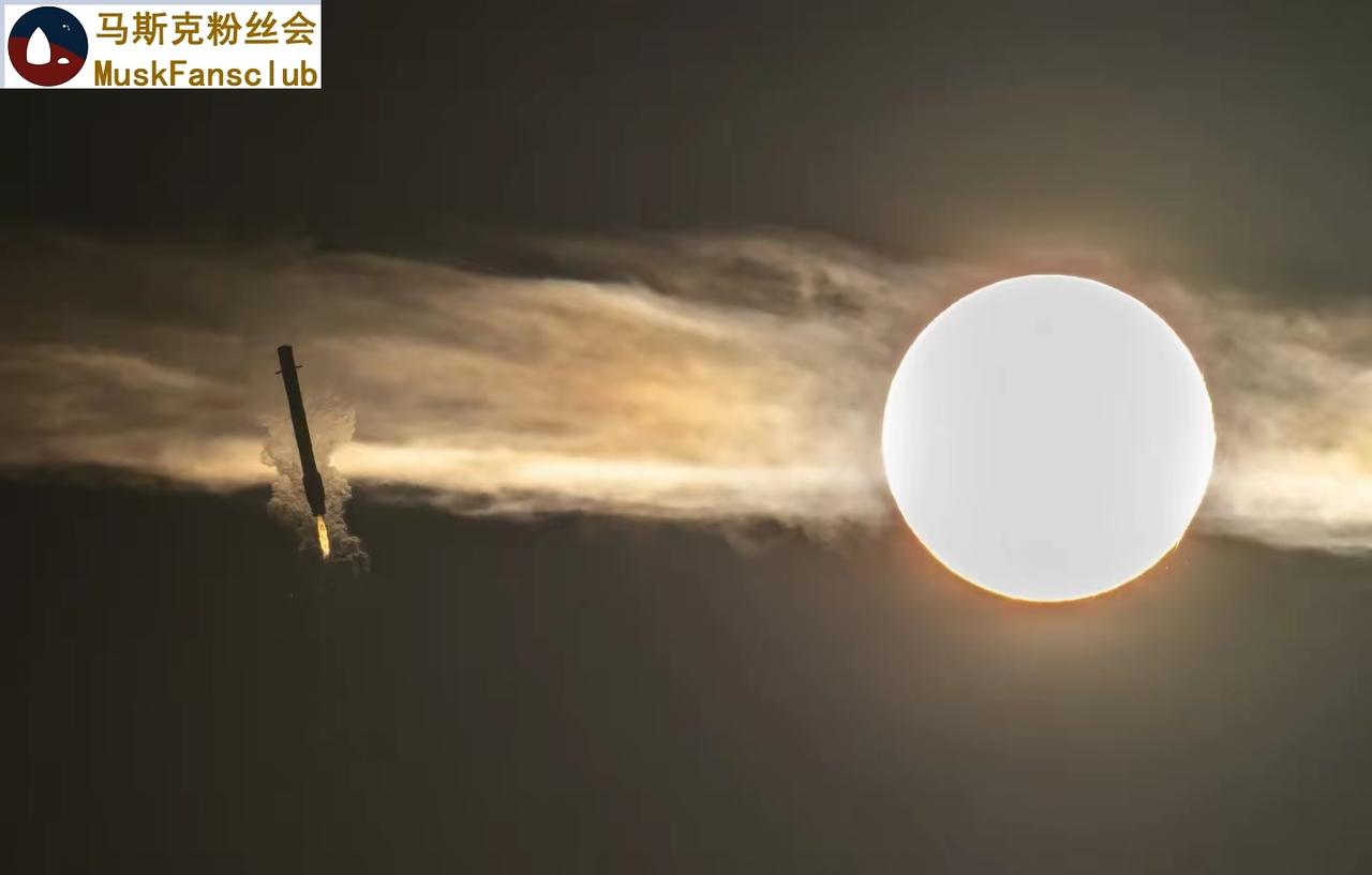 这是马斯克的猎鹰9号，再入大气层后的画面。唯美，诗意，奋进而祥和。马斯