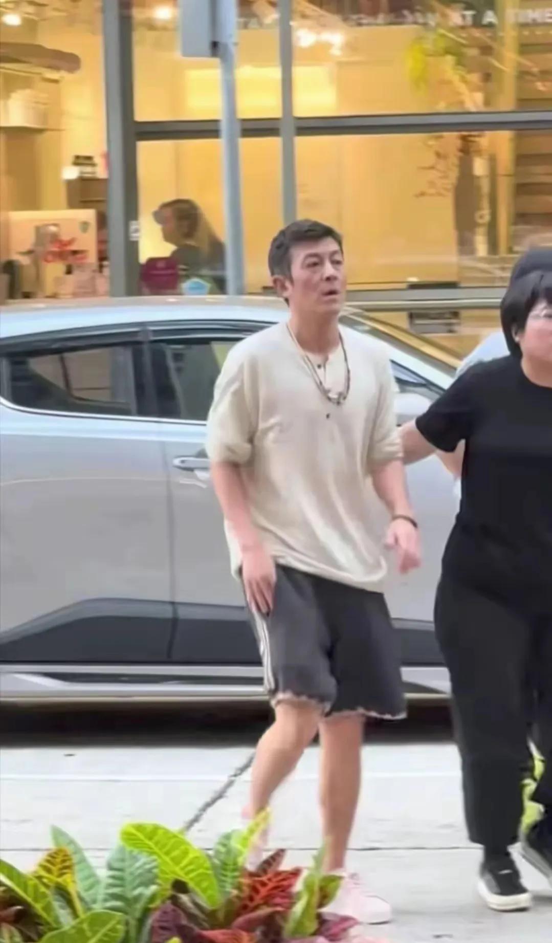 陈冠希现身北京街头，身着简单朴素装扮，却难掩痞帅气质，举手投足间尽显不羁与随性，