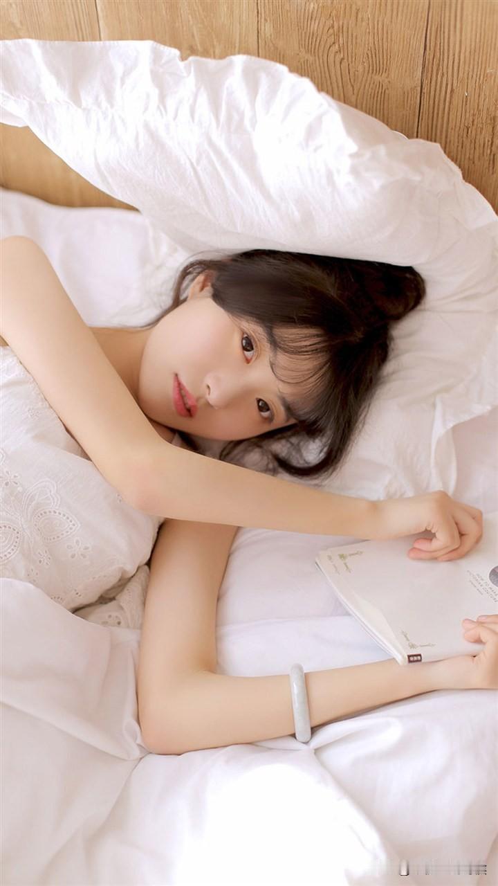 我的前女友会武功，她会葵花点穴手。我俩第一次见面，早上我去机场接到她，把她送到