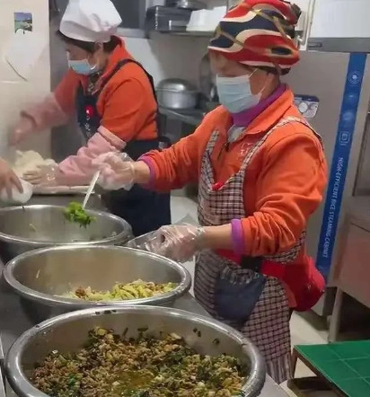 昆明大妈中午在餐厅忙碌着，1男子试探着问：“我能免费吃吗？”大妈愣了愣，随即笑着