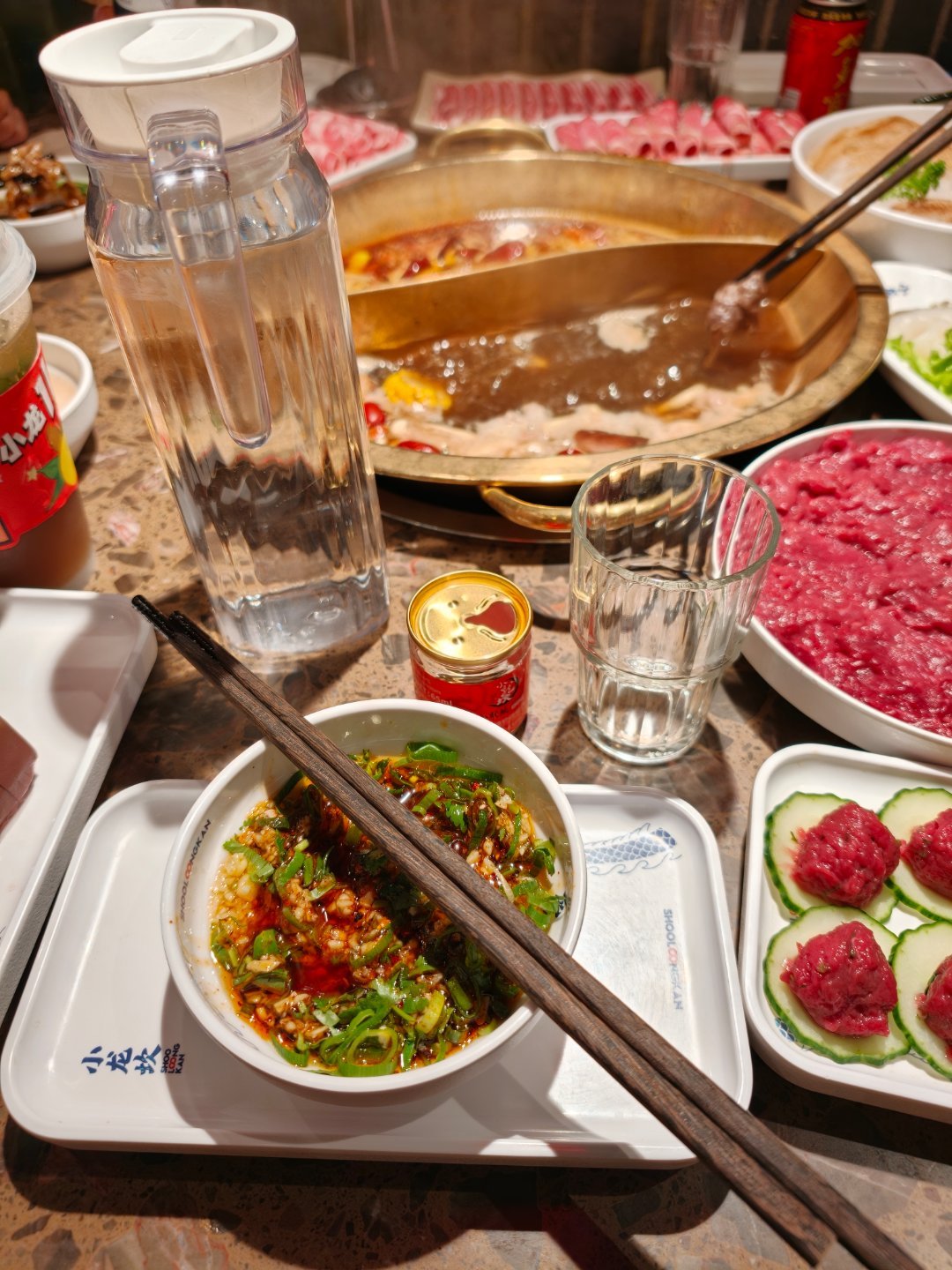 昨晚吃的小龙坎，是的你没听错，这沙雕自己牛排吃腻了，非得让我第一顿饭陪他吃小龙