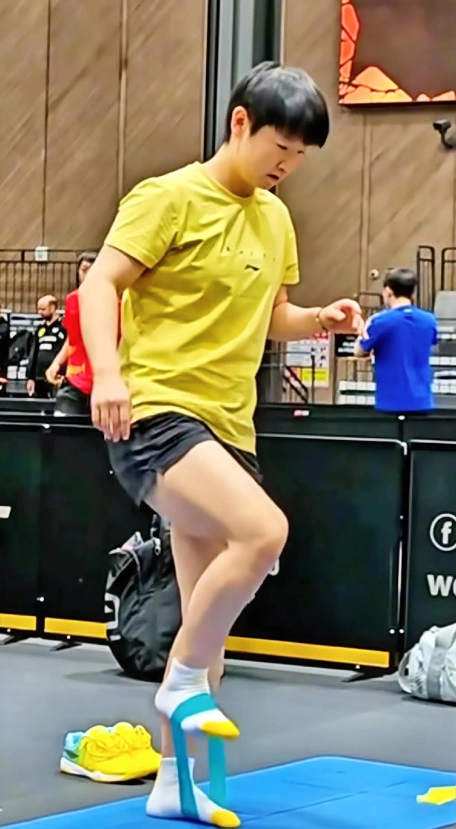 今日份练习拉伸的黄色小莎莎，咱们莎莎也是个颜色细节控，每次的小袜子必须和上衣