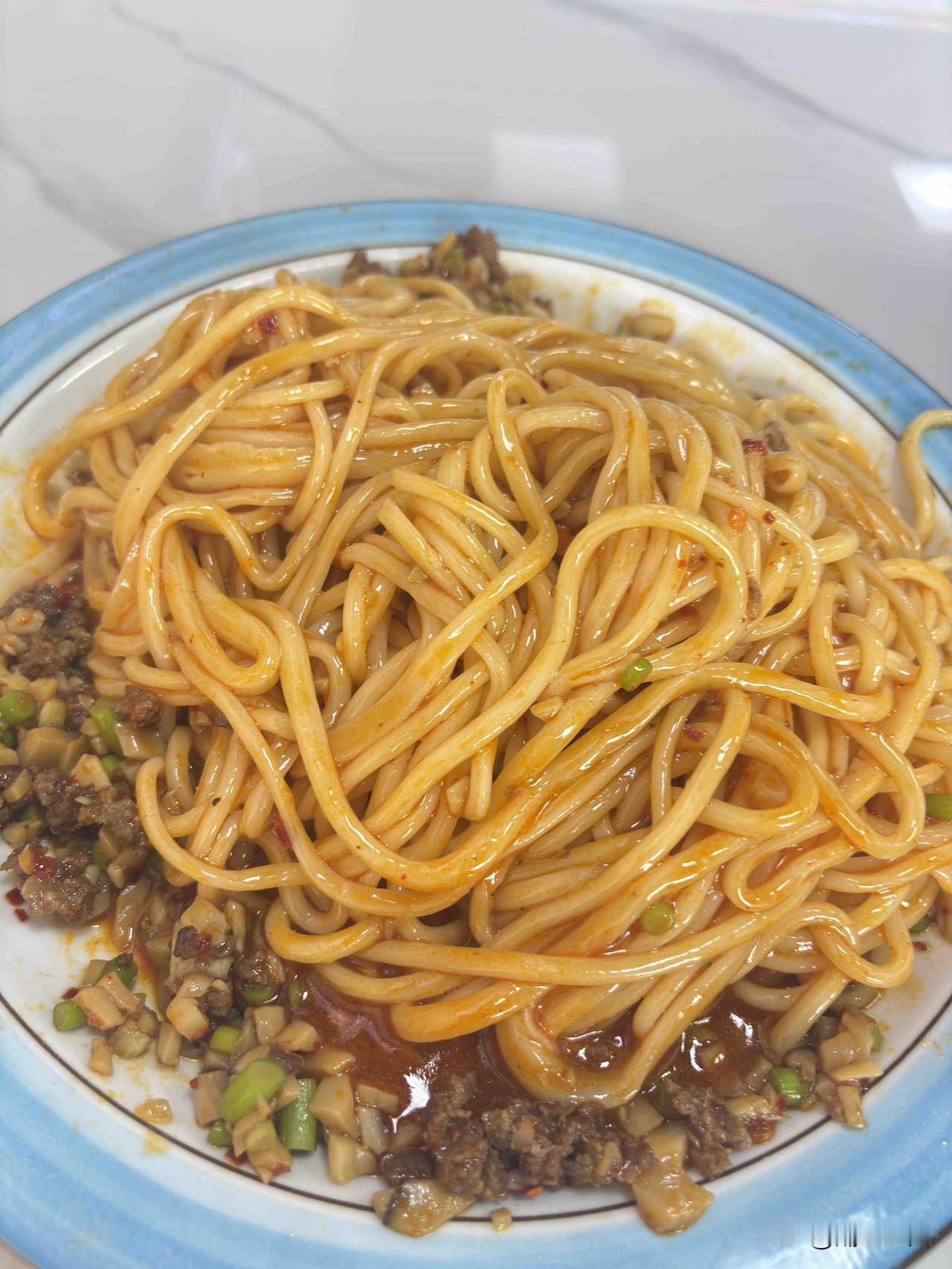 今天中午在西安吃的牛肉拌面，本来想吃拉面，天热，就点的这个牛肉干拌面，16元一份