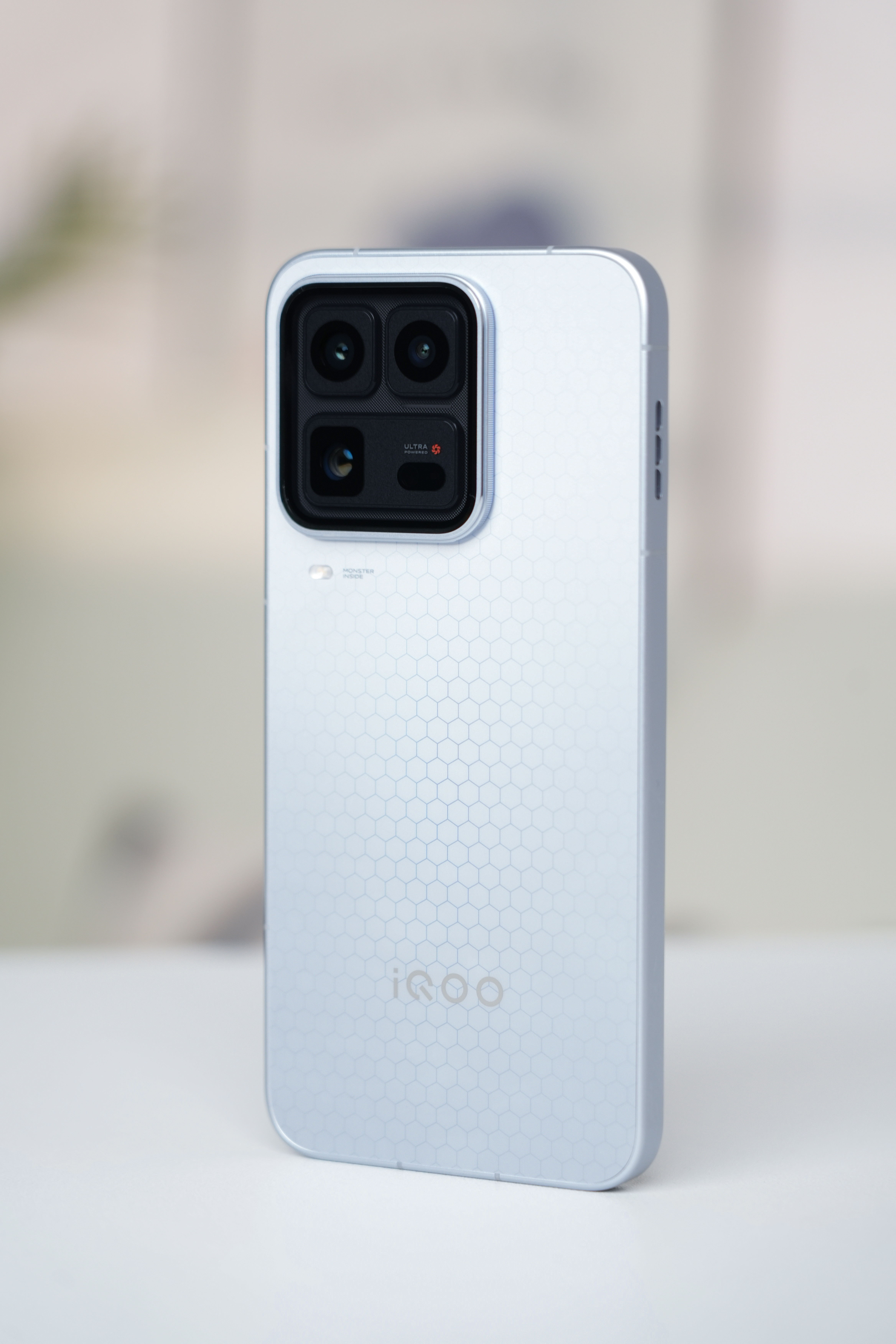开箱iQOO15Ultra2049（银）背板的蜂巢纹理太有赛博朋克那味儿了