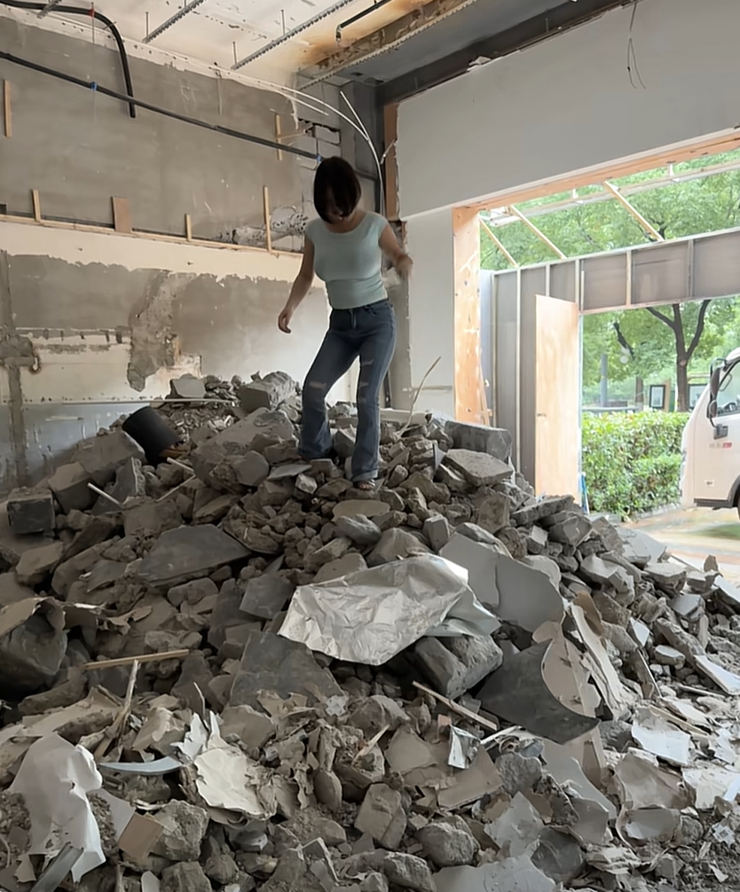 不该穿高跟鞋去工地的，差点跌跤