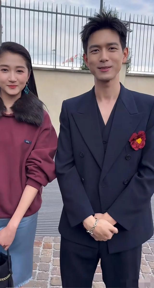 毒还是网友嘴毒[笑着哭]，竟然说关晓彤李现在时装周的合照是乡下订婚宴的大哥大姐[笑