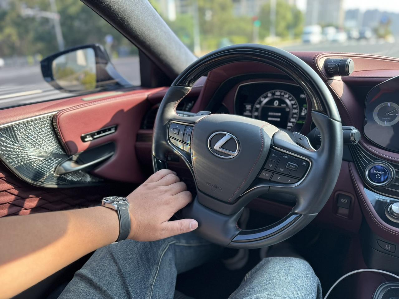 LS500h行政版极影银阳光下的极影银真的爱不释手，虽然开了两年多了，但是还是