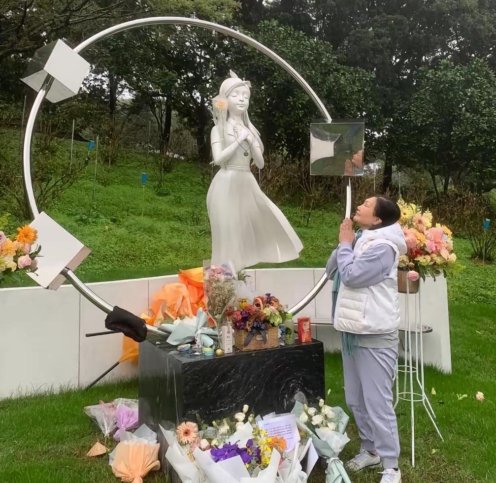 大S离开一年多，S妈依旧走不出悲痛：外面春光明媚，我心里凄风苦雨S妈黄春梅去