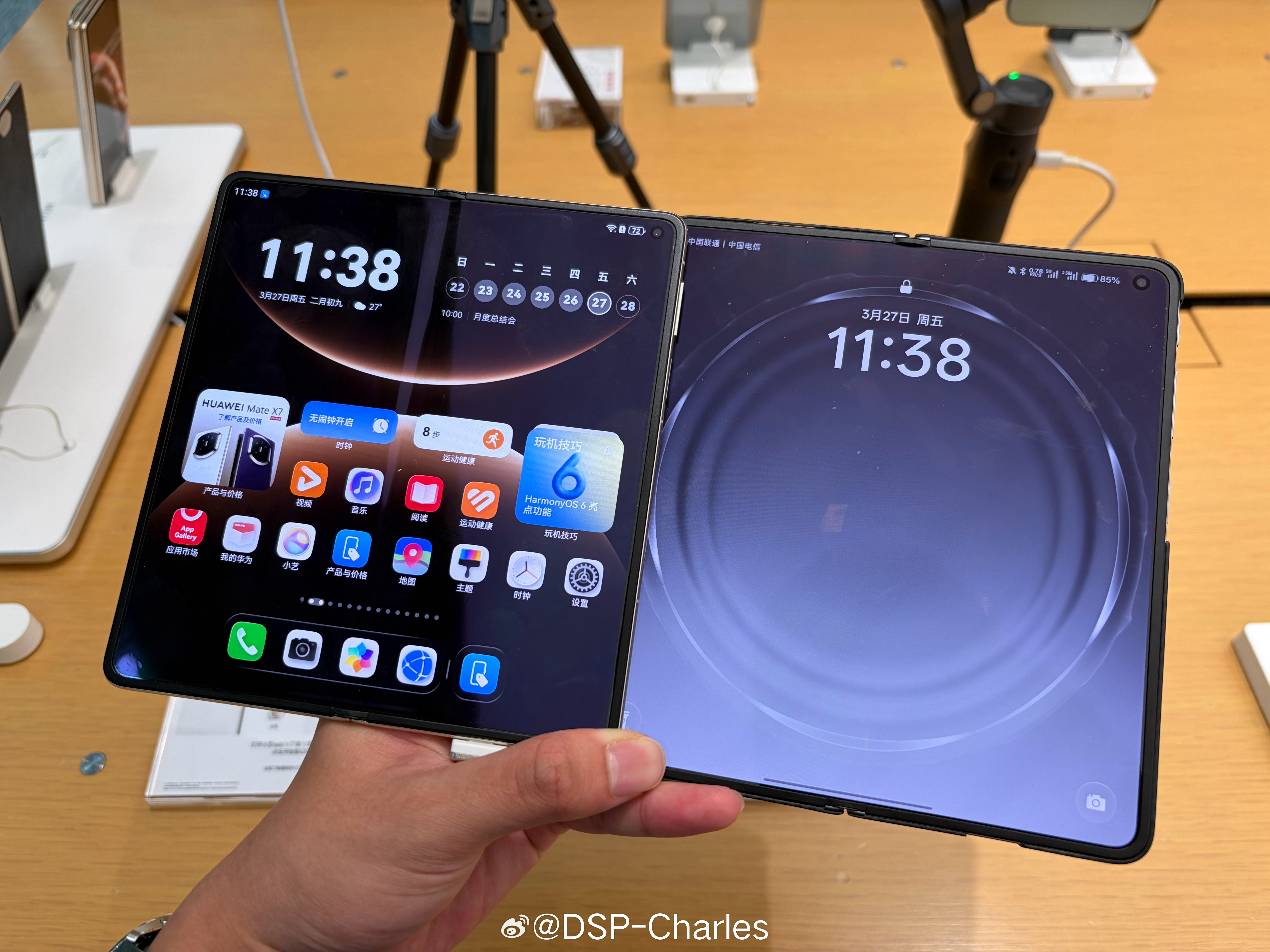 小观察：机场的折叠屏用户占比非常高，过安检都能看见好几台，有不少苹果双持用户。现