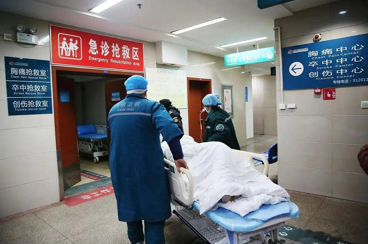 男子胸痛挂号13分钟医生出现胸痛，应该直接去三甲医院呀，这种小民营医院真是会误