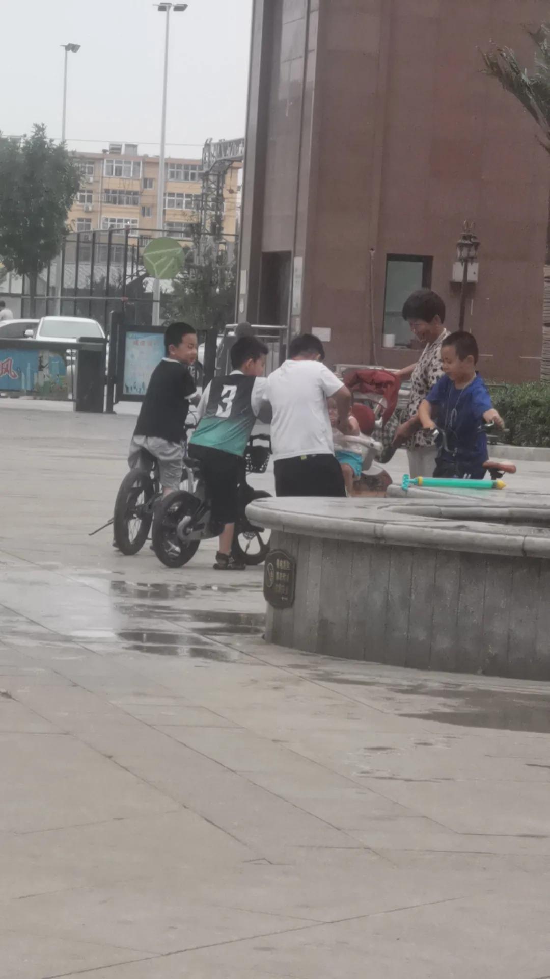 我本来想给孩子调理调理脾胃，谁成想歪打正着，竟把他睡觉就出汗的毛病给治好了。每