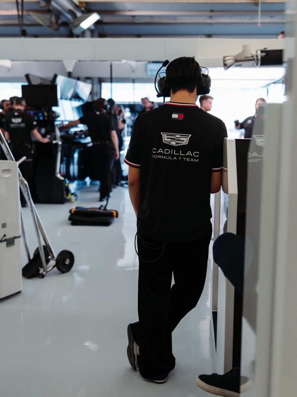 凯迪拉克发周哥潇洒背影F1