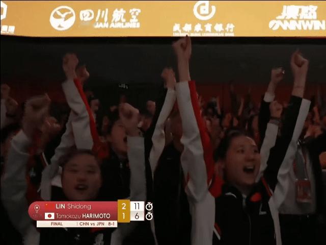 团结的中国乒乓球队，这就是团体赛的魅力所在，这一幕总是那么让人想哭[哭哭][流泪