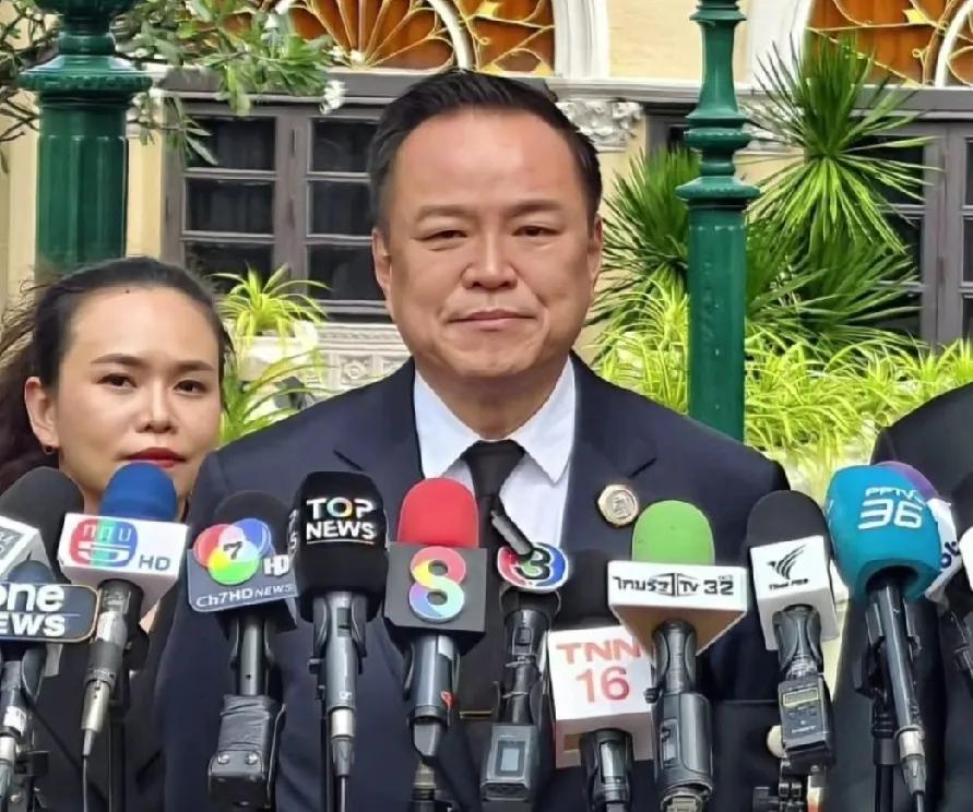 泰国政坛再次动荡，洪灾一事，阿努廷政府信誉下降，民众喊话下台，同样是救灾，佩通坦