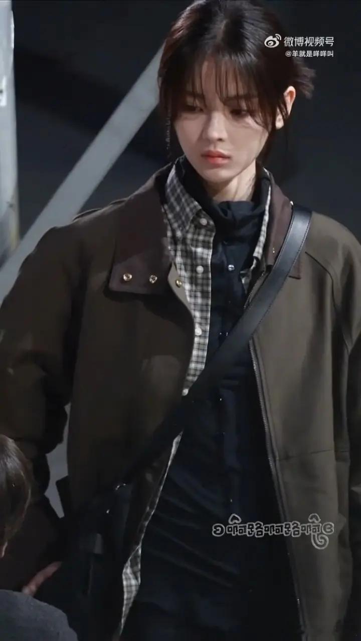 杨超越路透被夸，看着氛围感如何？