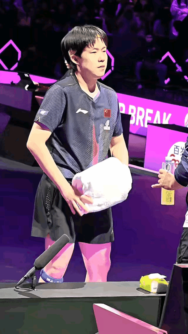 看到这一幕真的有点心疼王楚钦，顶级运动员的服装难道不能量身定做吗，在这么多闪