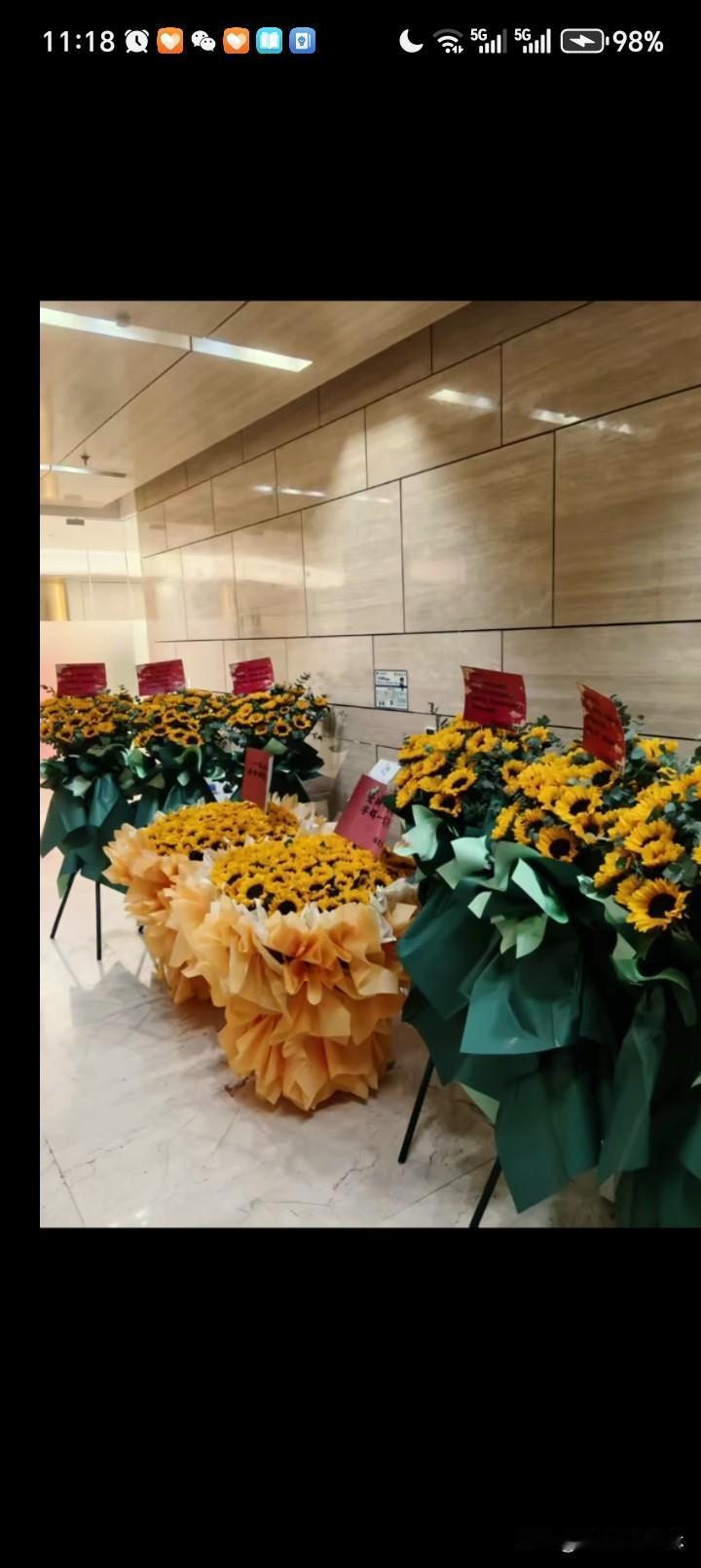 全国的丈母娘用行动爱护董宇辉！董宇辉公司门口又变成花的海洋，此次丈母娘送花的选