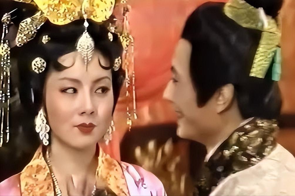公元300年，齐王司马冏带兵冲进内宫，把皇后贾南风堵在了寝殿里。刀架脖子，四