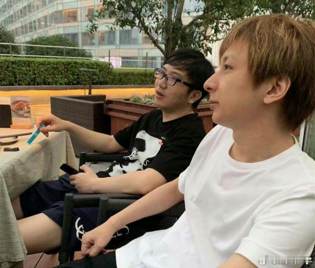 超哥：这届老头杯的强度这么高吗，都是有头有脸的人物啊，怎么那么多职业选手。那个十