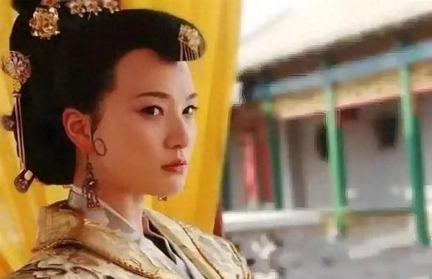 1189年，一天，一名宫女伺候宋光宗洗澡时，手不小心碰到了宋光宗的肌肤，光宗情不
