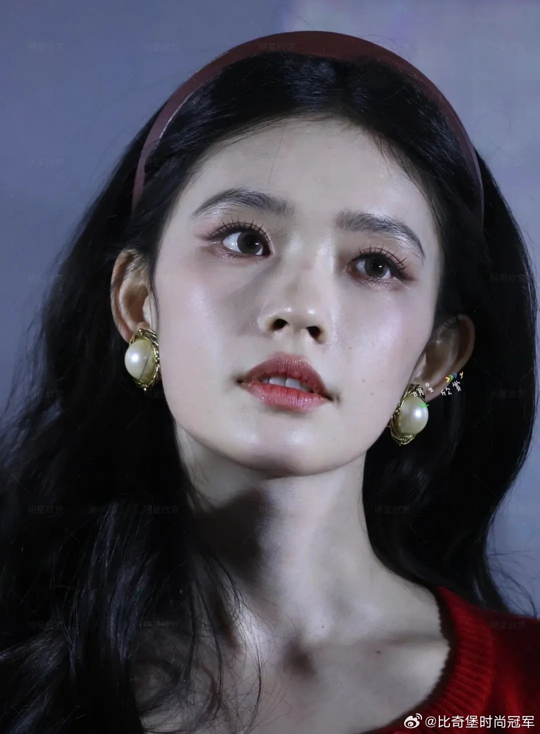 这个皮肤质感感觉图挺生的，状态挺好，不过林允眉毛化妆师是不是应该给她修一下了