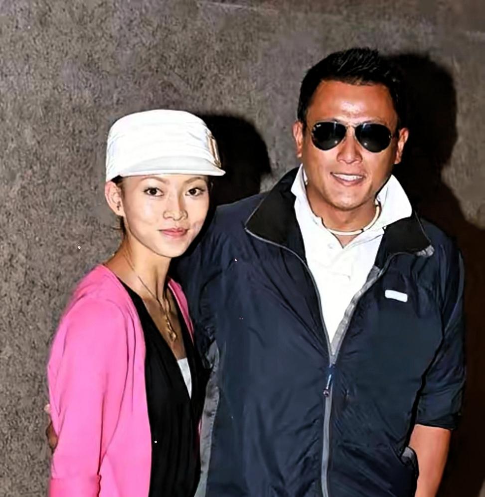 甩了相恋9年的女友，娶了小20岁的娇妻，他以为赢麻了。10年后，妻子卷走他一半家