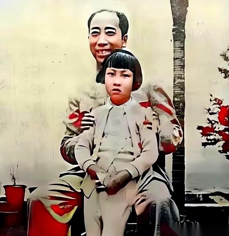 戴笠有张著名的合影，照片里他笑得一脸温和。但他怀里抱着的那个日本小女孩，她的亲