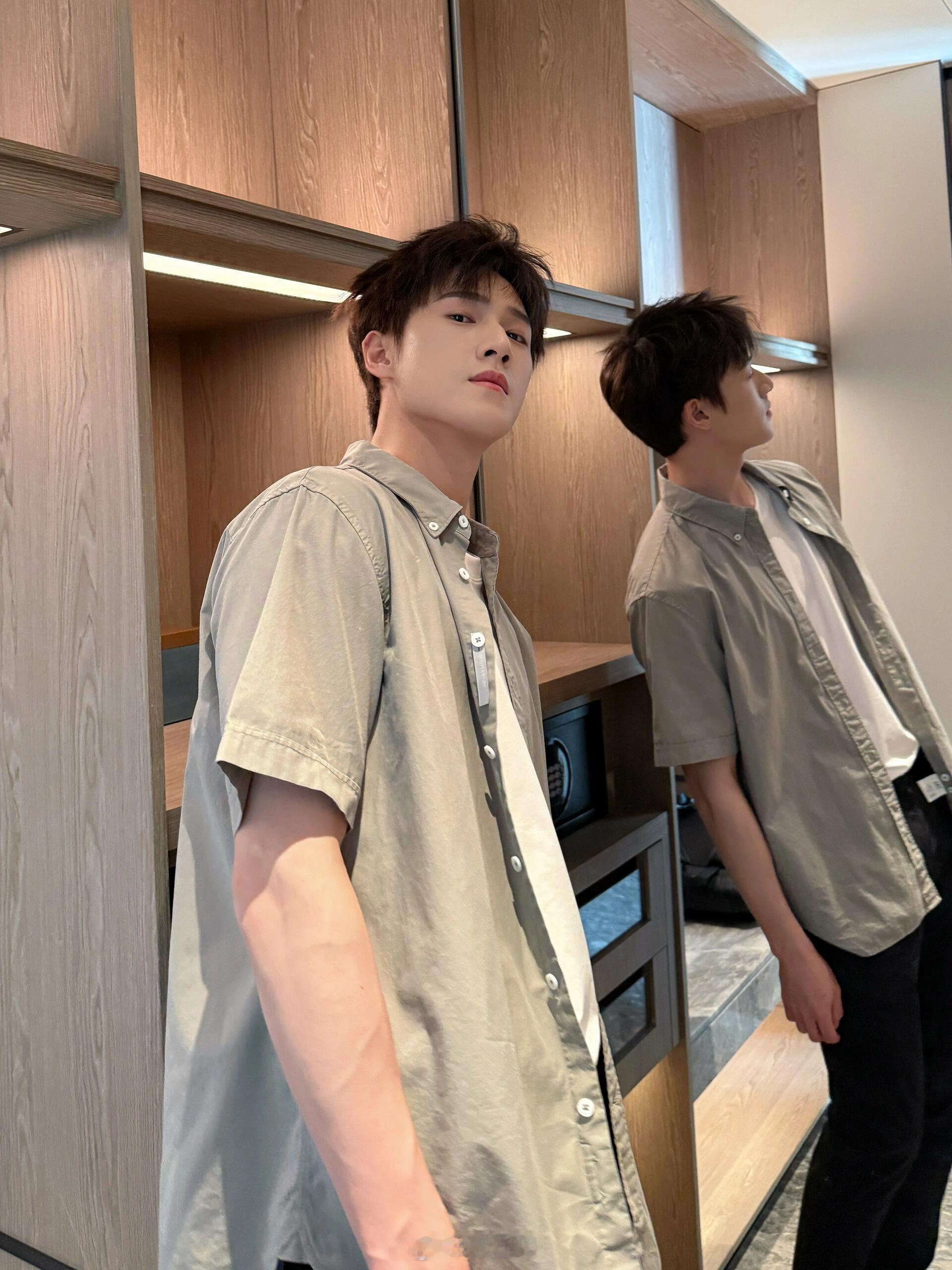 李昀锐的非今日ootd，周二愉快，小森林们来排队站好一起和优越的下颌线拍个照​