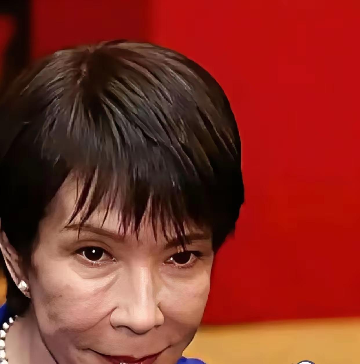 看到高市早苗这样的面孔，很难想象她在30多年前是一个年轻漂亮的姑娘，如今曾经青