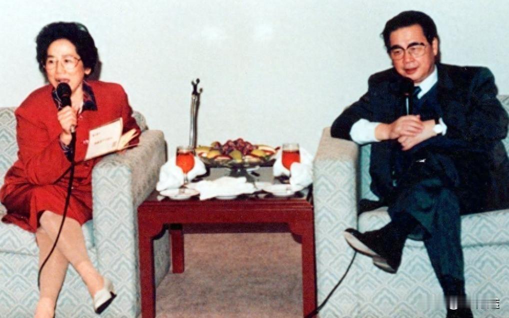 1993年，李鹏总理和夫人朱琳，在北京家中唱卡拉OK，一张罕见留影二〇一四