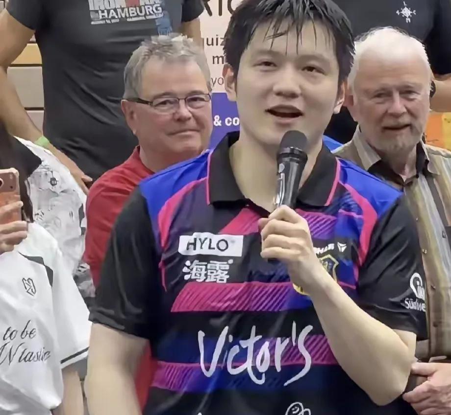 樊振东德甲告别赛后接受采访，全英文发言感谢了俱乐部经理和队友今天凌晨，樊振东在