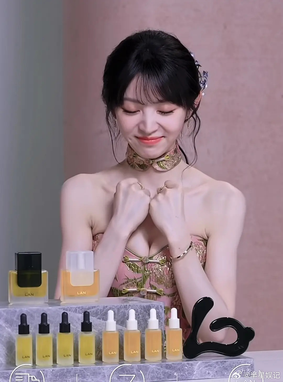 田曦薇被🫘封了，团队都不做审核的吗